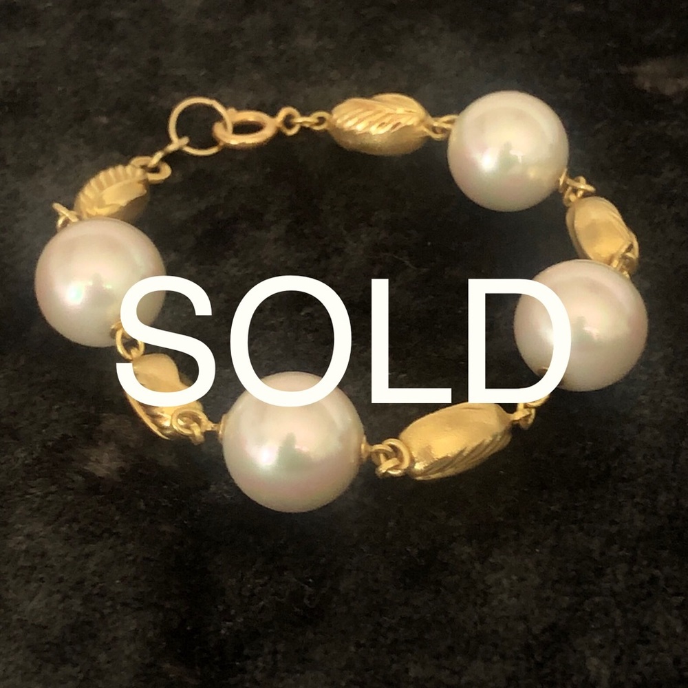 18K Yellow Gold Oblong Spheroid and Pearl Station Bracelet